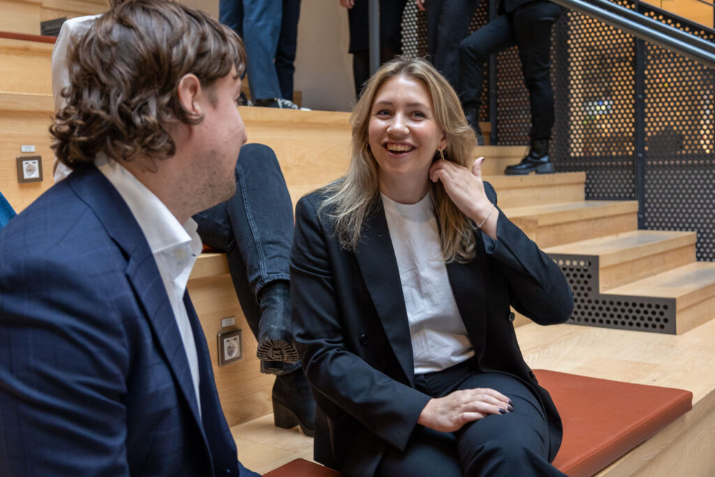 Sophie och Benjamin diskuterar ämnet gällande rekrytering Chief Executive Officer