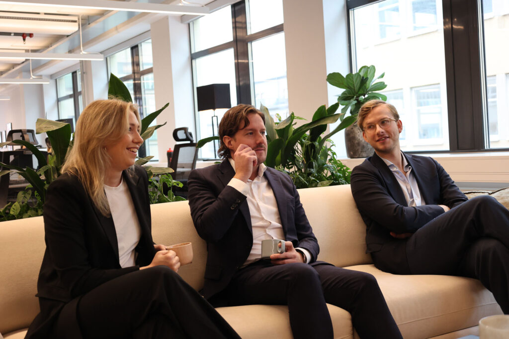 Tre konsulter som diskuterar executive search och AI.