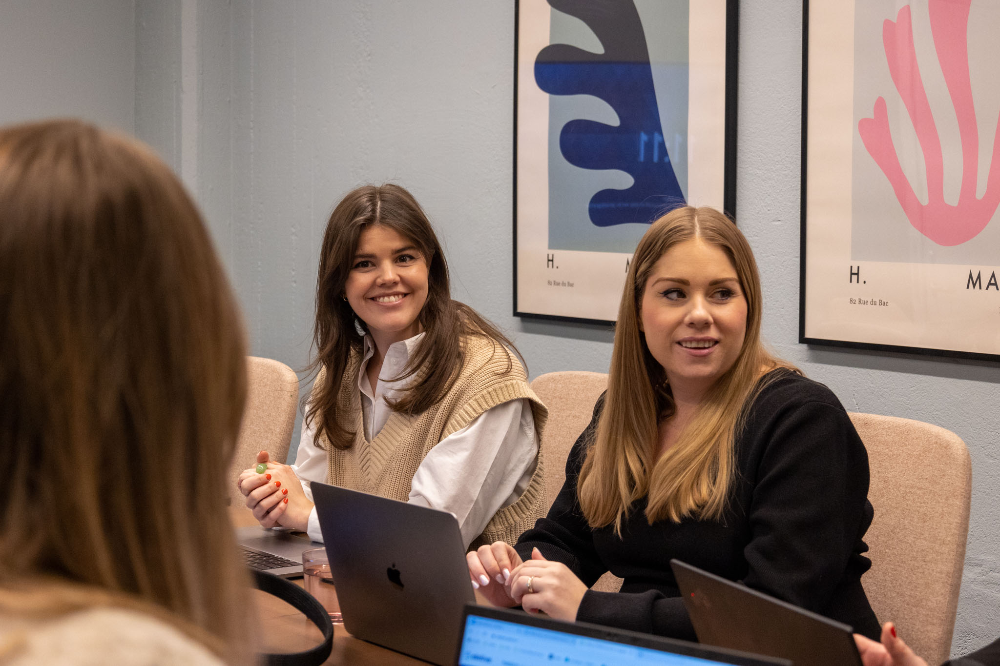 Klara och Emma är redo att läsa Ants årliga lönerapport.