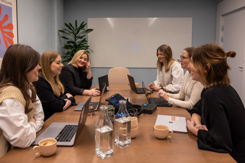 Sex personer har en workshop om rekrytering.