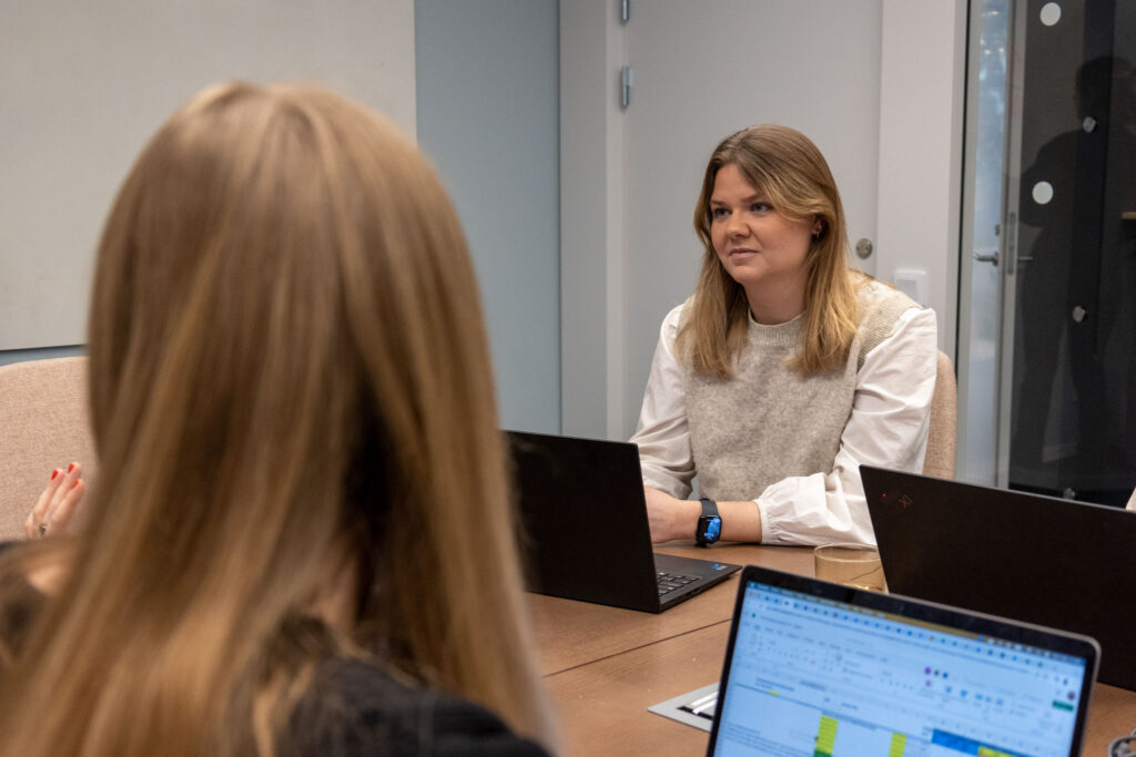 Personer på Ants HR Tech sitter runt ett bord och diskuterar Digital HR