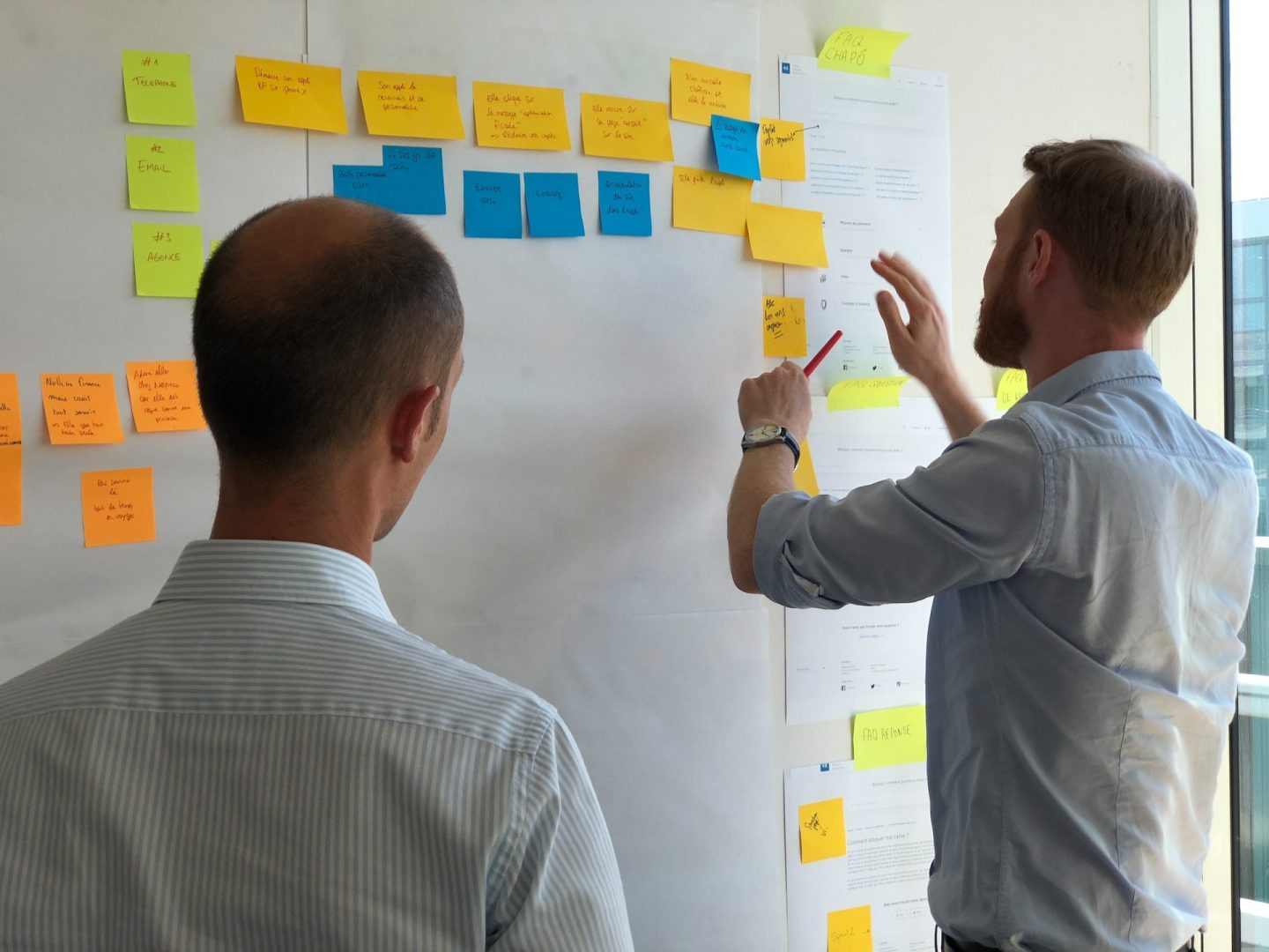 Två Produktägare tar fram en plan med hjälp av postitlappar.