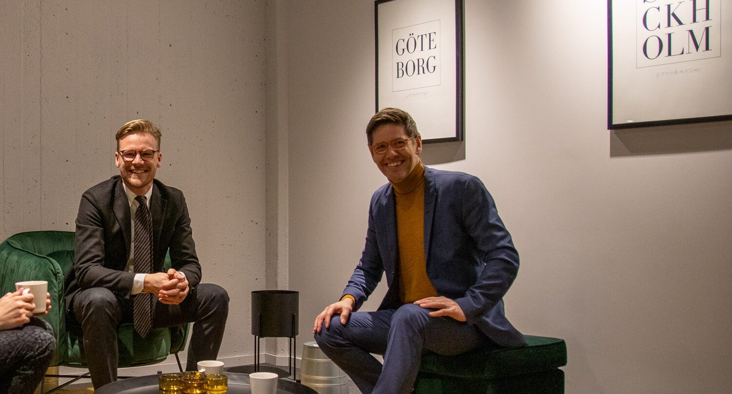 Två personer på Ants sitter i en varsin fåtölj och pratar om Executive Search IT