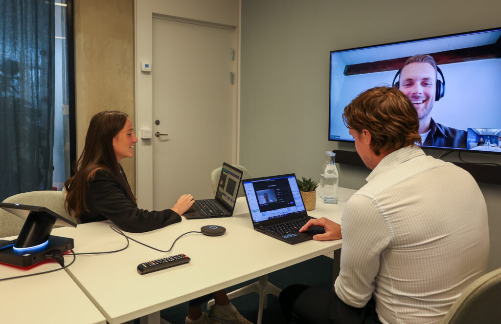 Konsulter på Ants sitter i ett hybridmöte och samtalar om rekrytering inom IT-säkerhet.