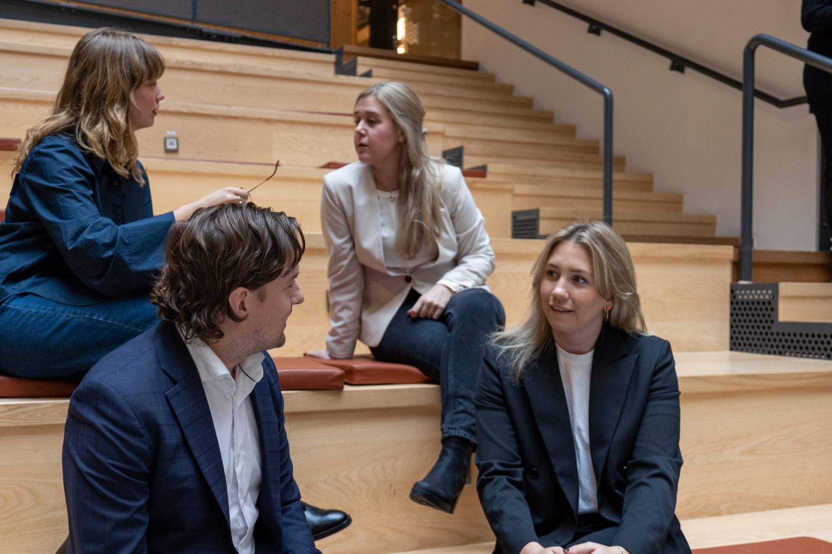 Fyra konsulter sitter tillsammans i en trappa och pratar om webbutveckling från Ants