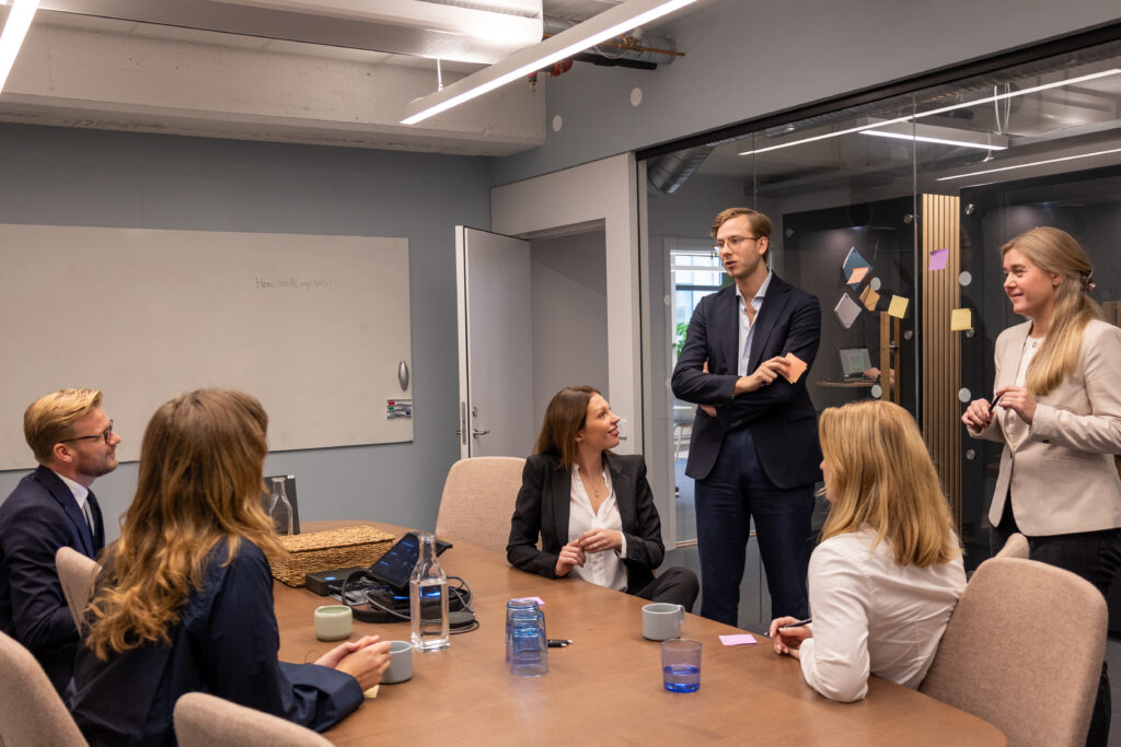 Konsulter har en workshop i ett mötesrum och pratar om hur de kan göra sin karriärsida mer konverterande.