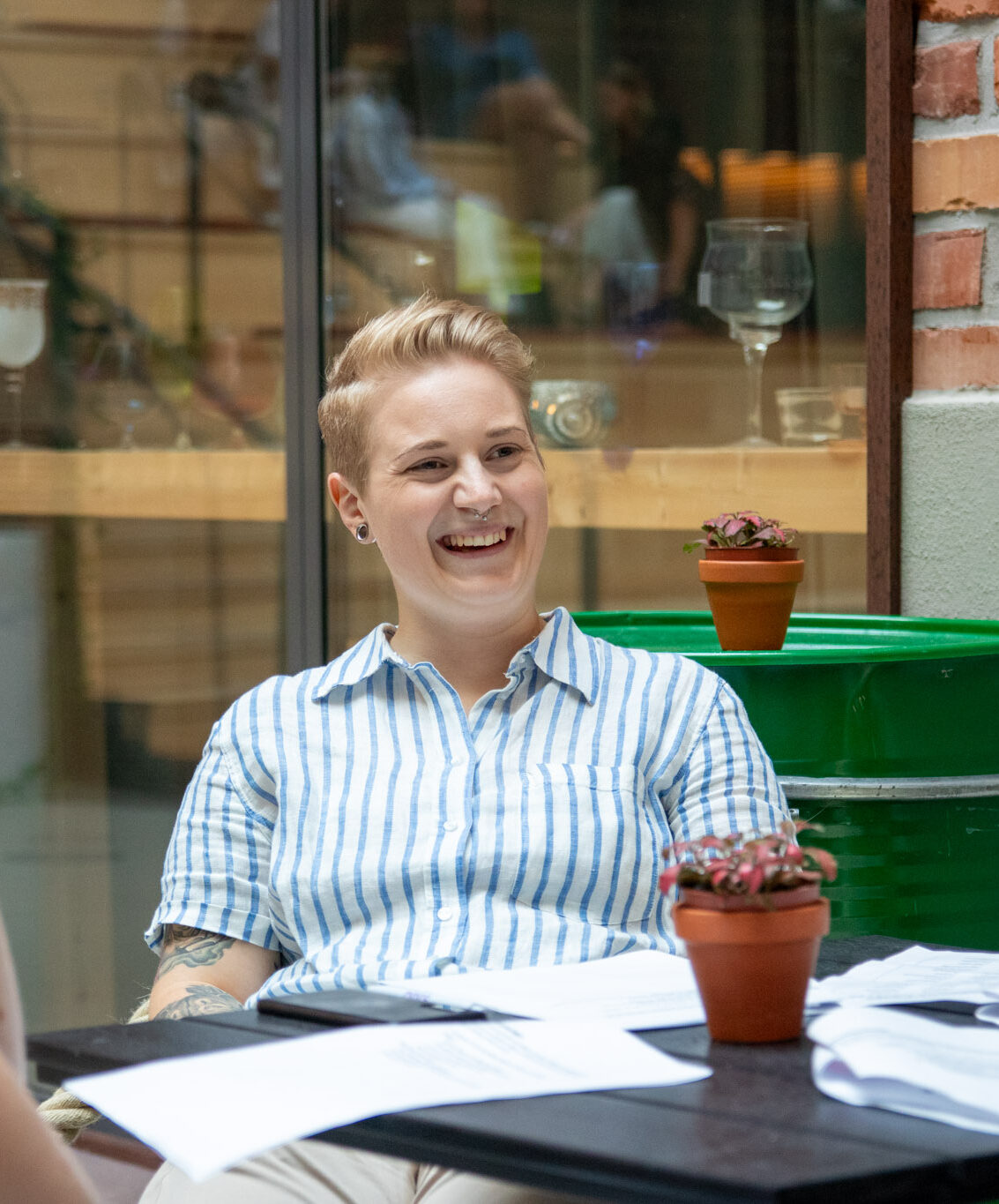 Personer sitter tillsammans vid ett bord och workshopar