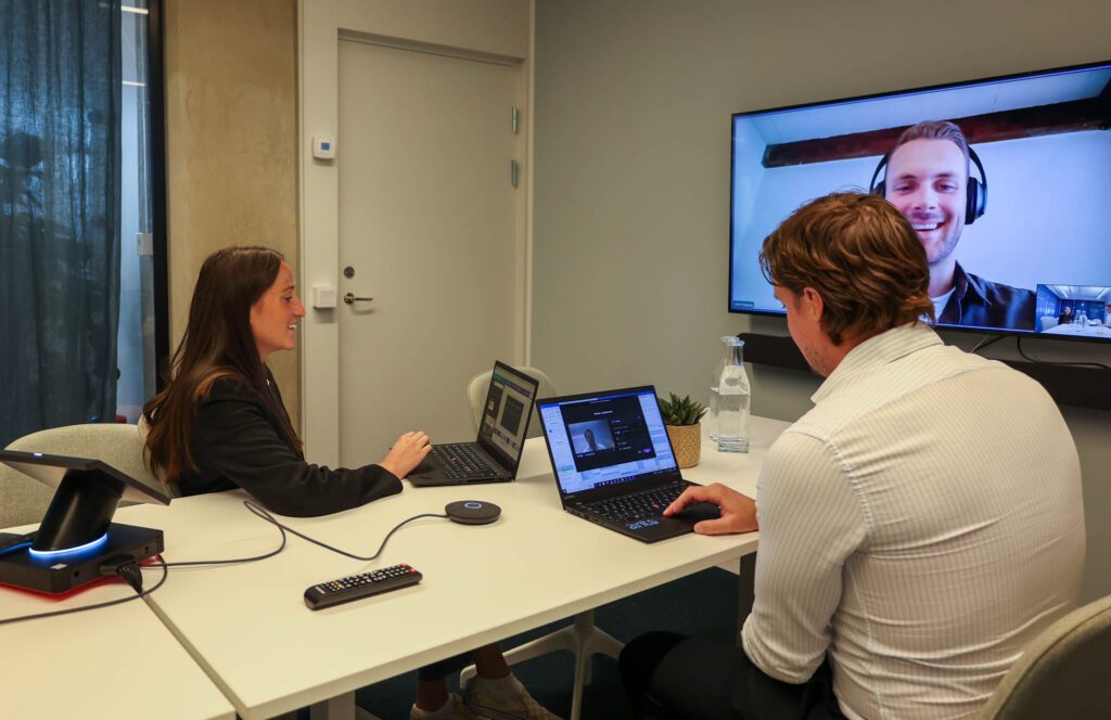Två personer sitter framför laptops i ett teamsmöte och pratar om rollen som Head of Marketing Automation.