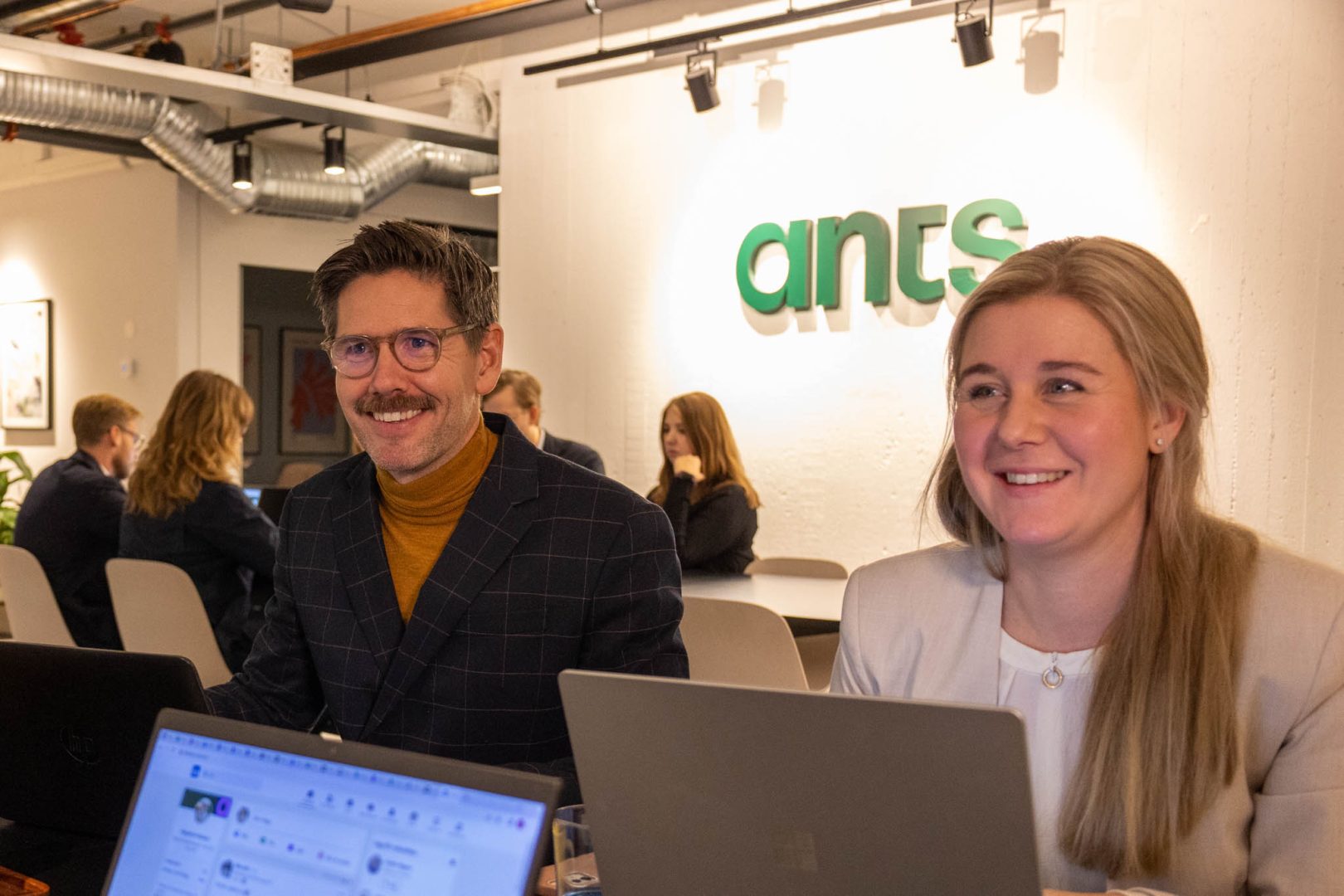 Två personer sitter framför laptops och läser om rollen som Marketing Automation Lead.