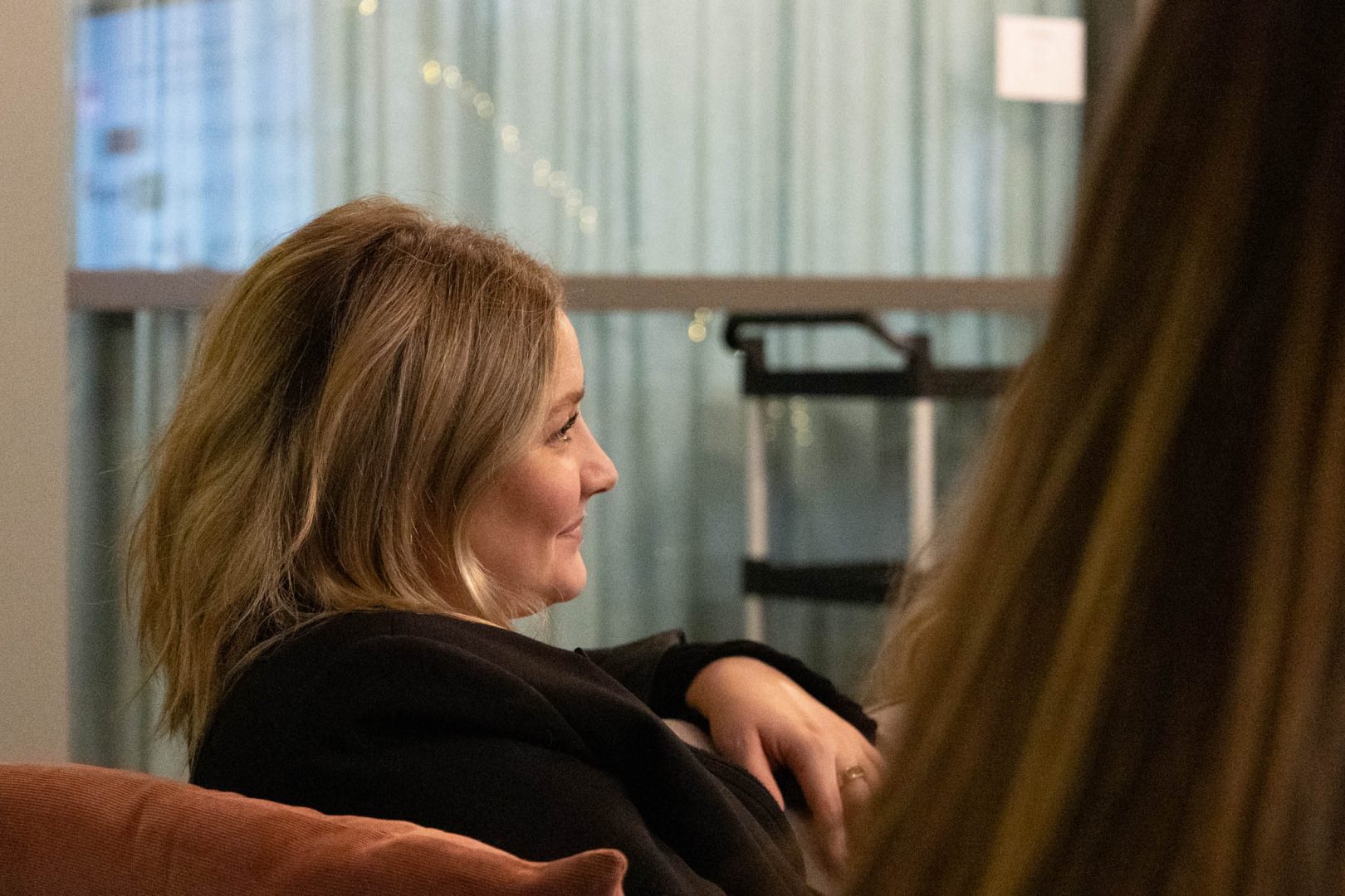 En person sitter i en soffa och lyssnar på ett föredrag om rollen som Marketing Manager.