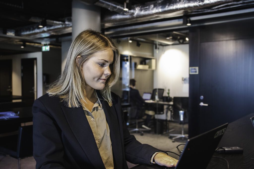 Executive Search konsult som använder AI-assistenter för att effektivisera executive searchprocessen