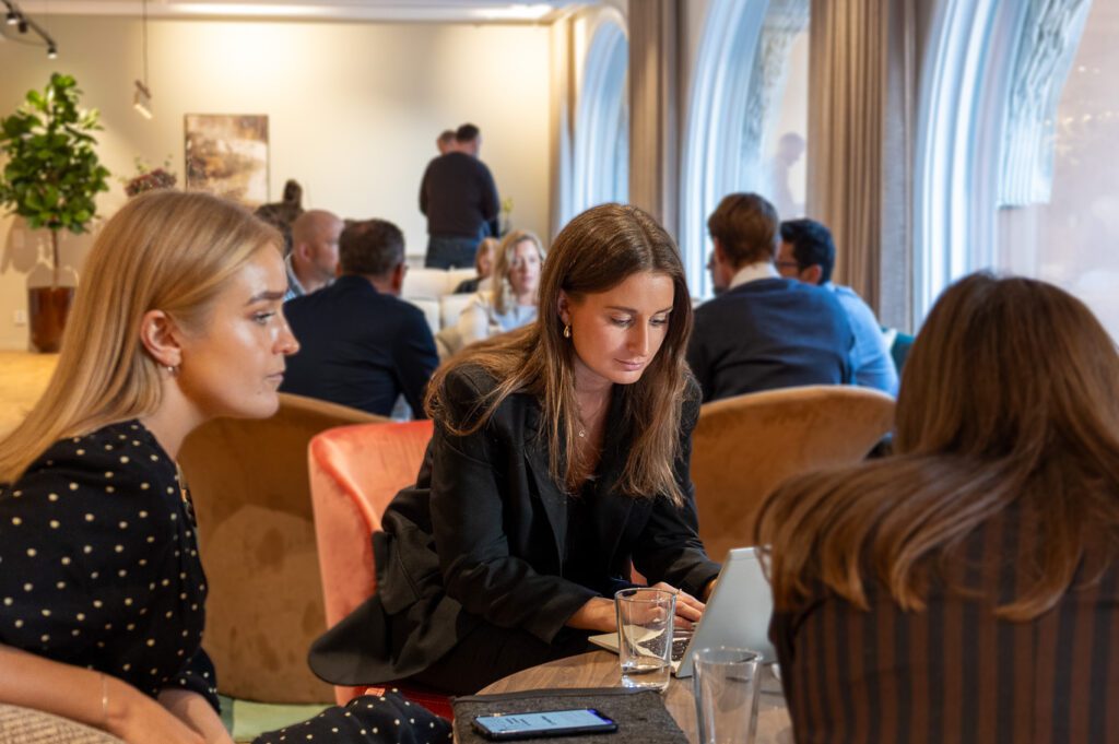 Kollegor på Ants arbetar tillsammans vid en fåtölj-grupp