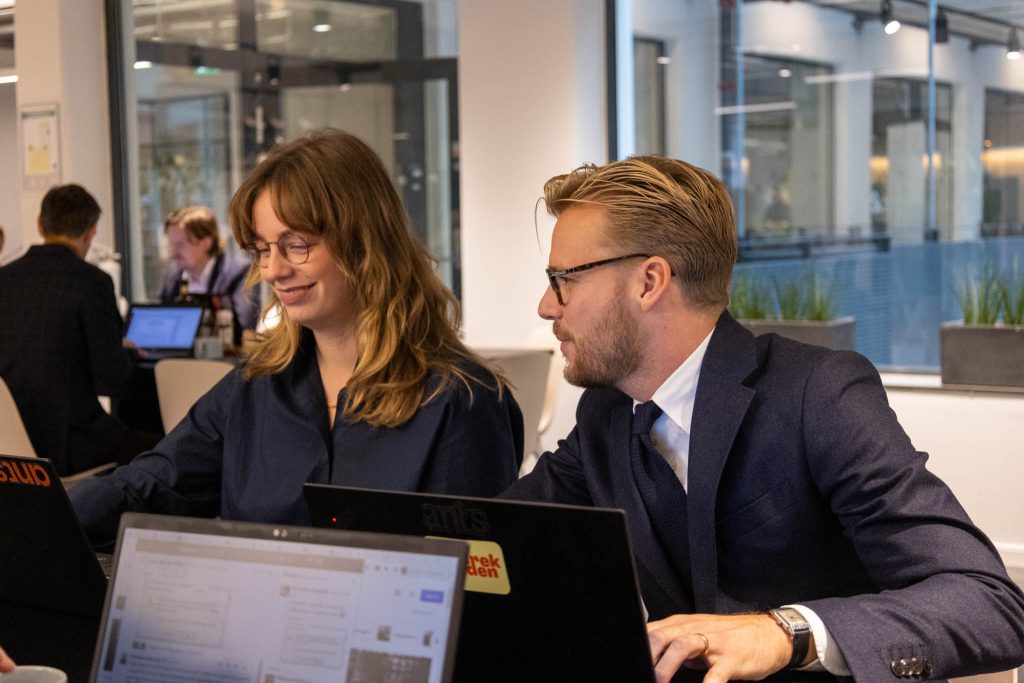 Personer arbetar vid sina laptops med kravprofil för att förbereda sin rekrytering