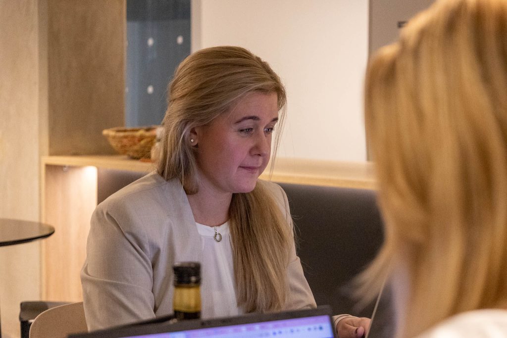 Executive search konsult som utbildar interna ledare