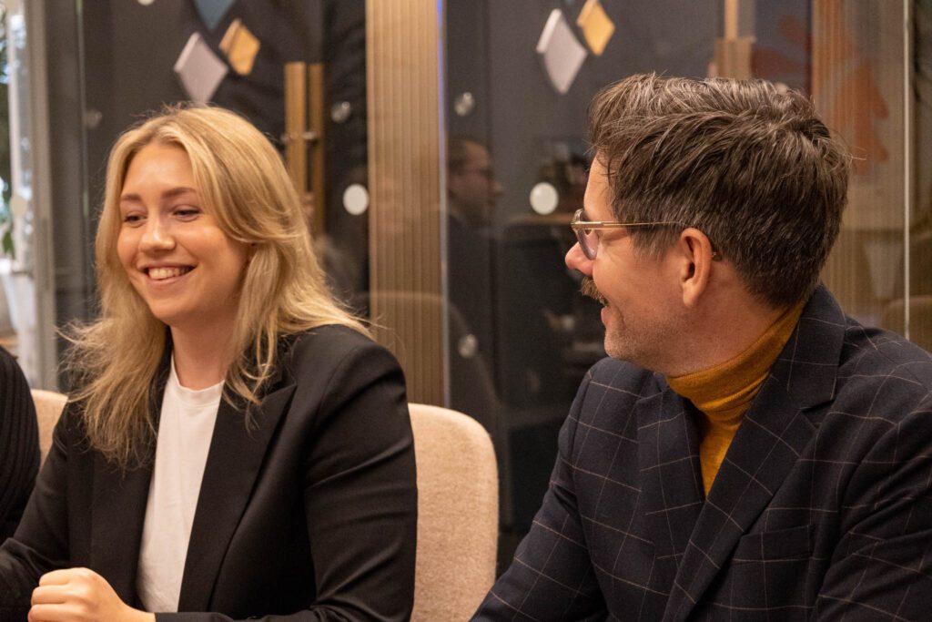 Två personer som diskuterar hållbara kompetenser inom Executive Search