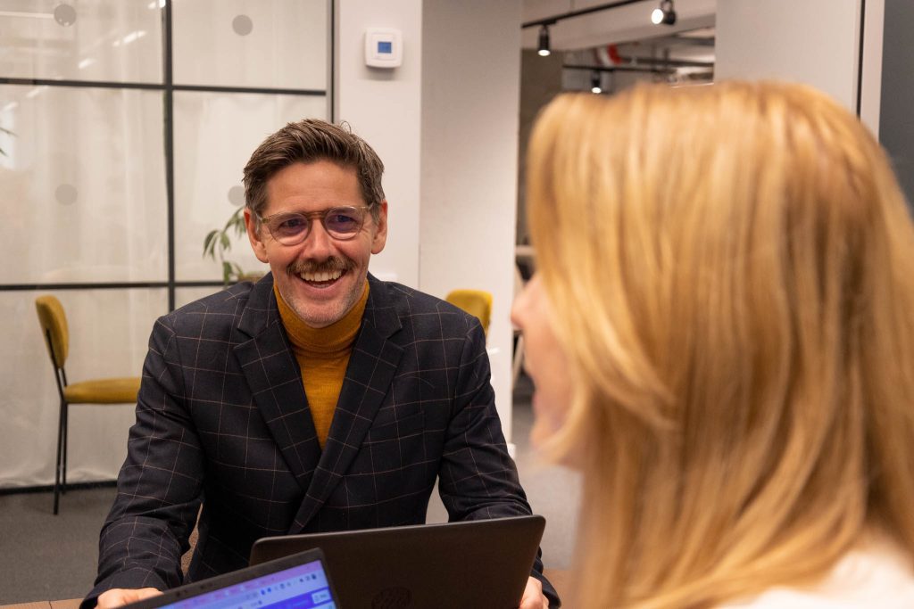 Två konsulter på Ants Executive arbetar tillsammans vid sina datorer
