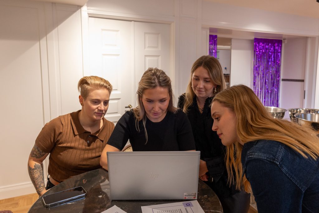 Personer som står och diskuterar trender inför 2025.