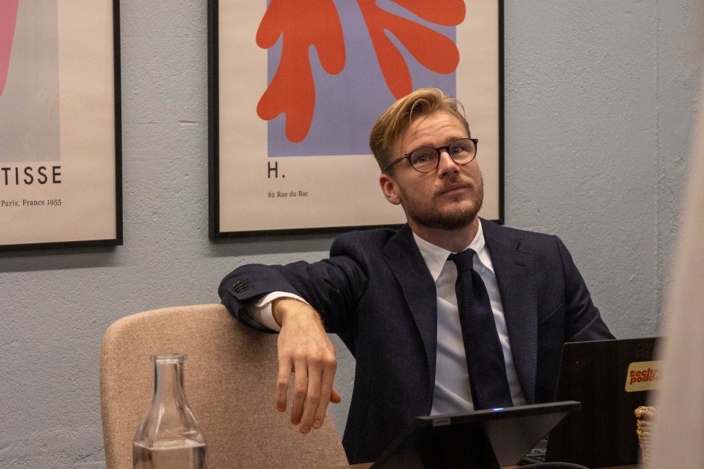 En rekryterare från Ants som pratar om fördomsfri rekrytering inom chefsrekrytering och att det börjar på ledningsnivå.