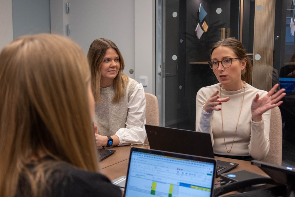En Digital Analytics Specialist analyserar användarbeteenden genom Google Analytics och Looker Studio för att skapa insikter som optimerar företagets digitala strategi.