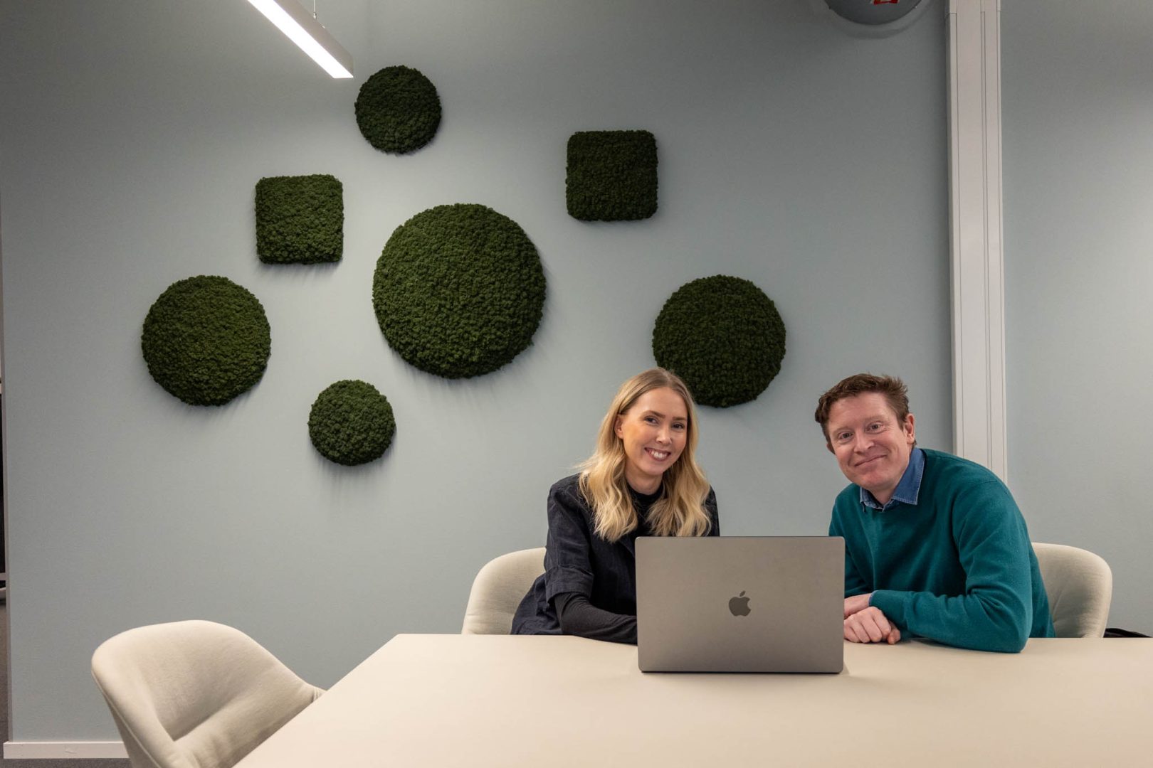 En Media Buyer analyserar data på en datorskärm för att optimera digitala annonskampanjer. Hon fick sitt jobb inom reklam tack vare Ants konsulter som är experter på rekrytering inom marknadsföring i Stockholm, Göteborg och Malmö.