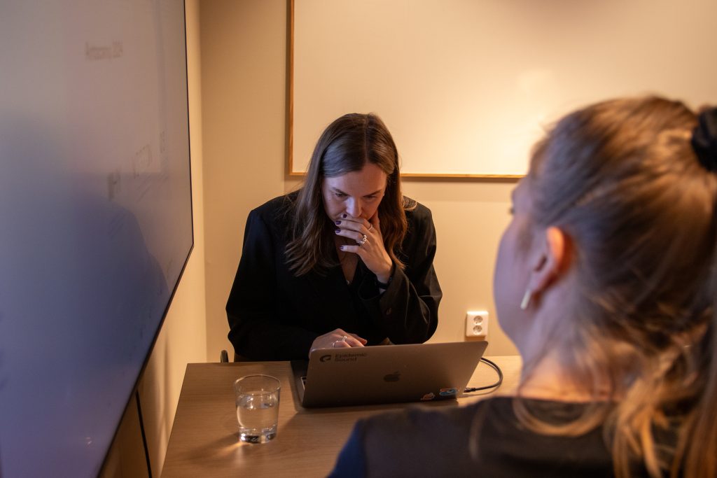 Rekryterare på Ants som sitter vid ett bord och pratar om vanliga fallgropar inom executive search