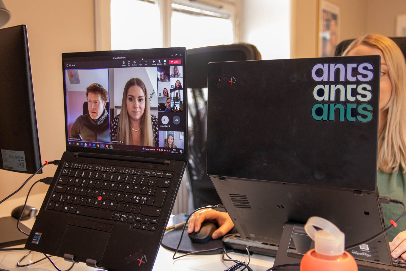 En grupp rekryterare på Ants Tech Recruiters diskuterar SEO-strategier via en laptop.