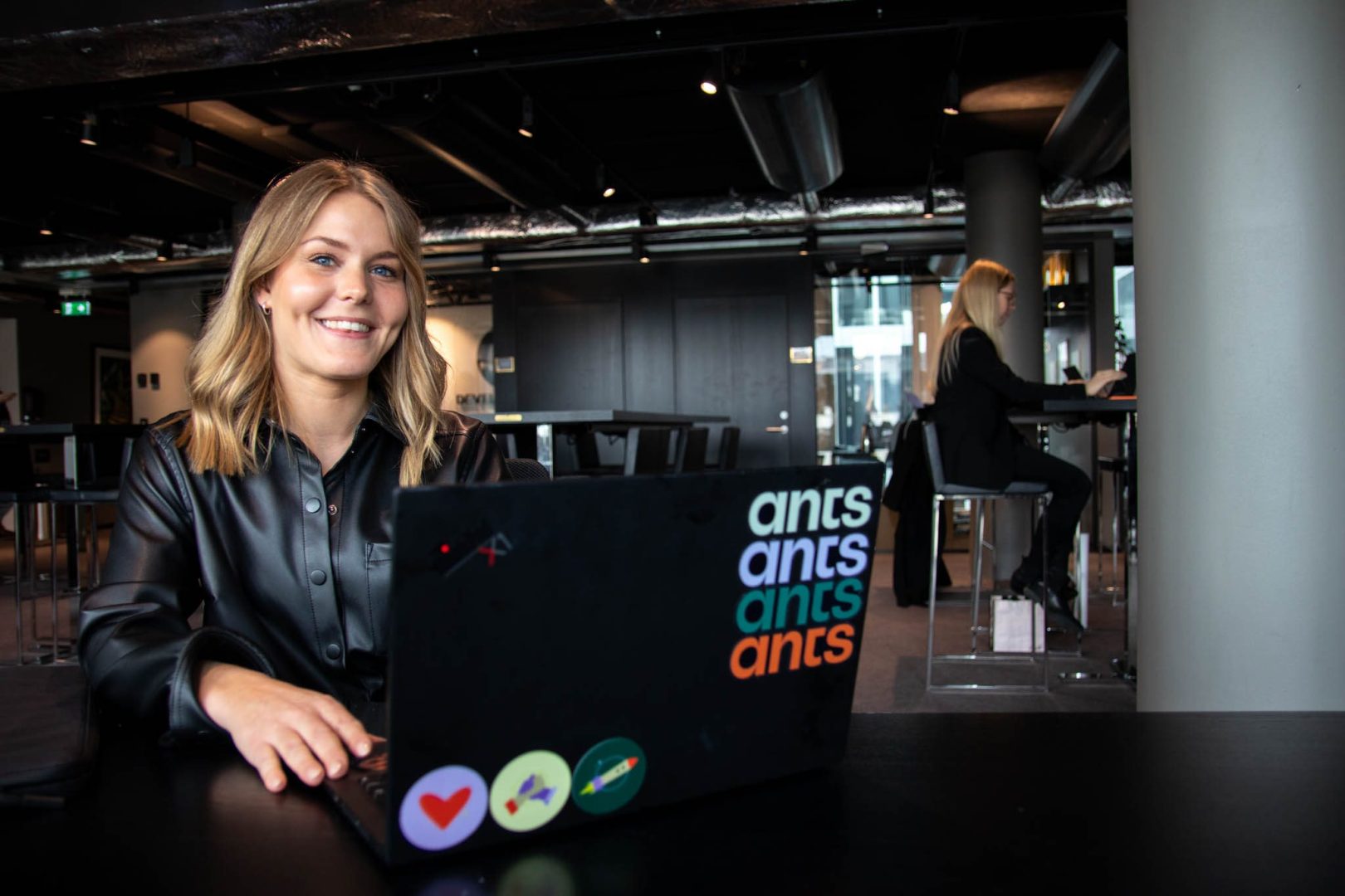 En Campaign Manager analyserar kampanjdata på en datorskärm för att optimera marknadsföringsinsatser. Hon fick jobb som Kampanjchef tack vare Ants konsulter som är experter på rekrytering inom marknadsföring i Stockholm, Göteborg och Malmö.