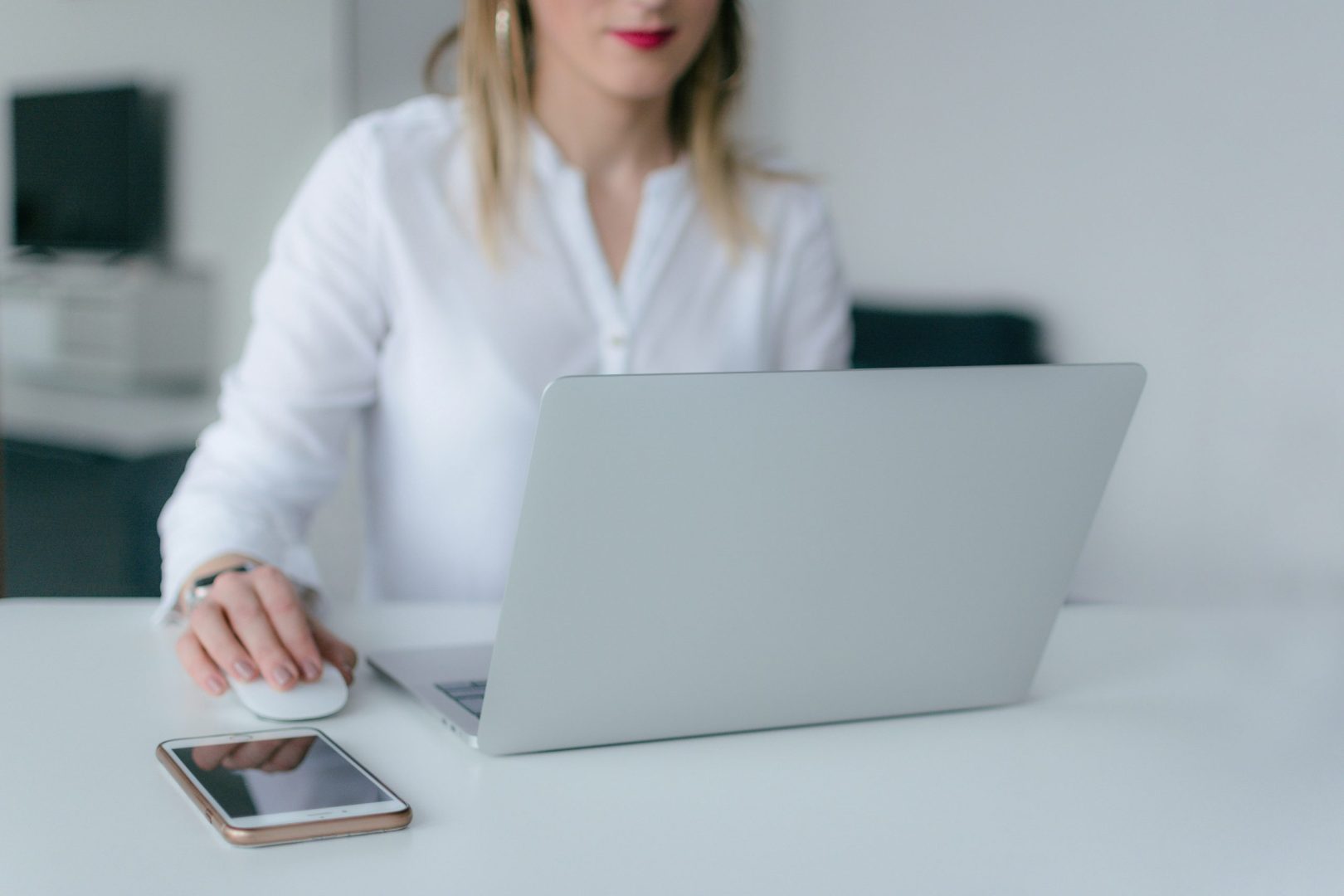 En Influencer Marketing Specialist sitter vid sin dator och analyserar en sociala medier-kampanjer för att optimera influencer-samarbeten. Hon blev anställd tack vare Ants som är experter på rekrytering inom marknadsföring i Stockholm, Göteborg och Malmö.