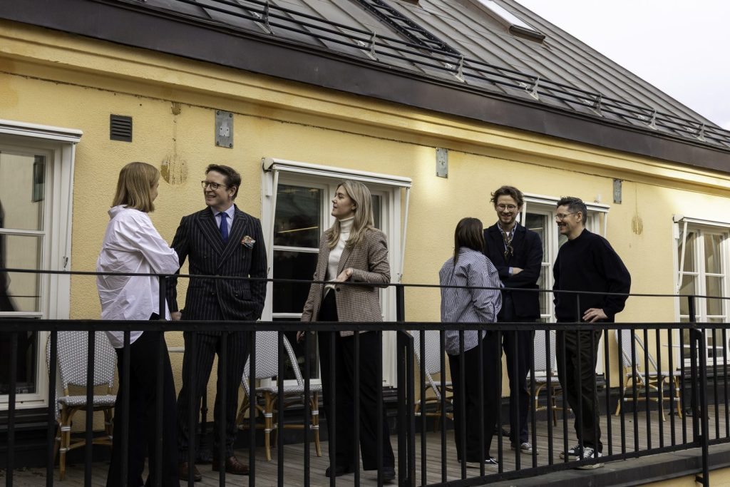 Konsulter från Ants Executive search som står upp och diskuterar hur man kan arbeta datadrivet inom Executive Search