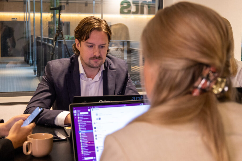 Två IT-rekryterinskonsulter från Ants som jobbar med sina datorer på kontoret
