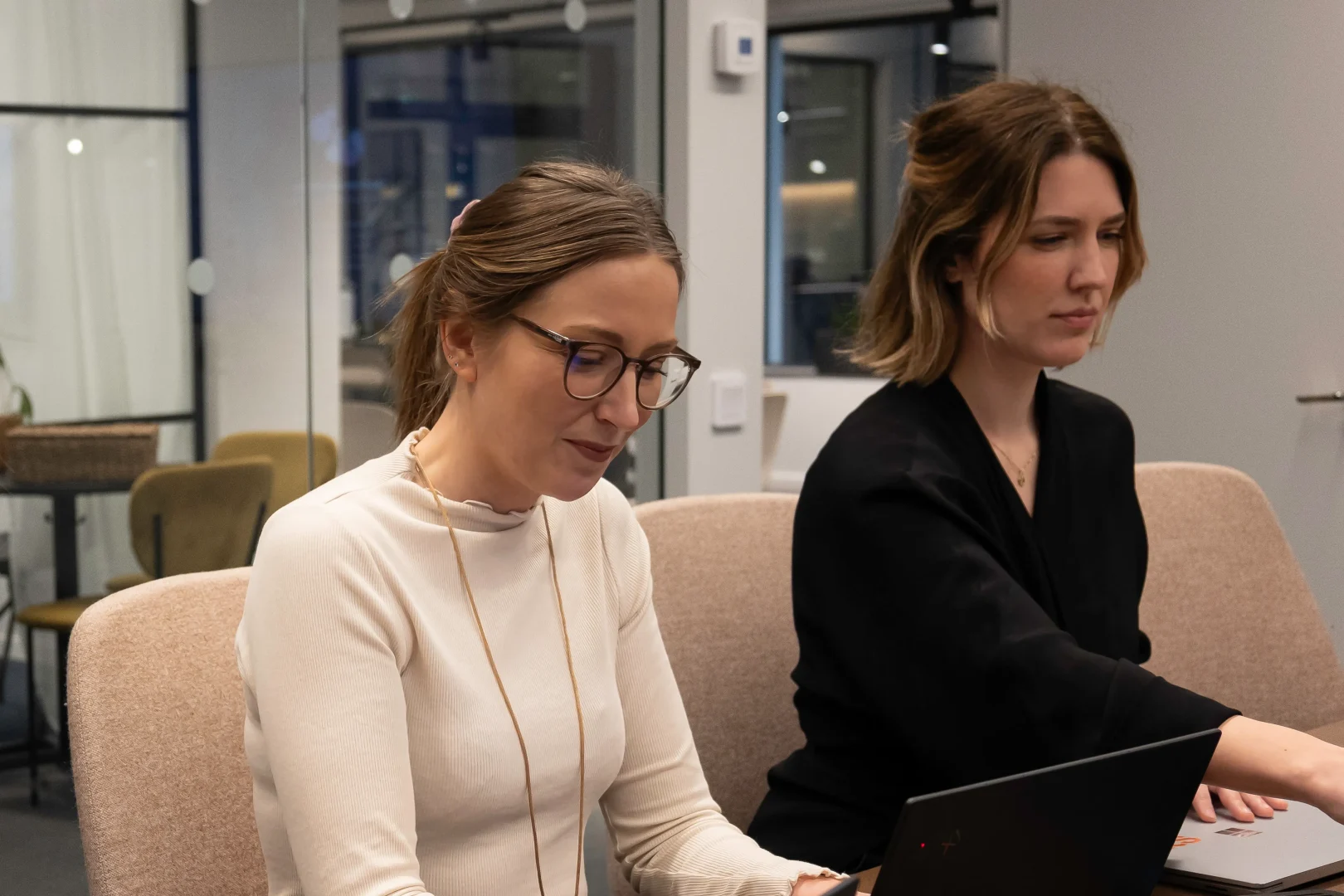 IT-rekryterare som gör jobbannonser