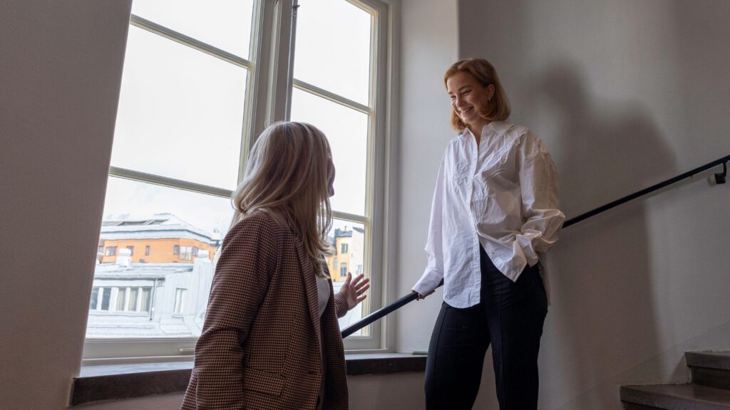 Executive Recruitment konsulter i Malmö som står i ett trapphus
