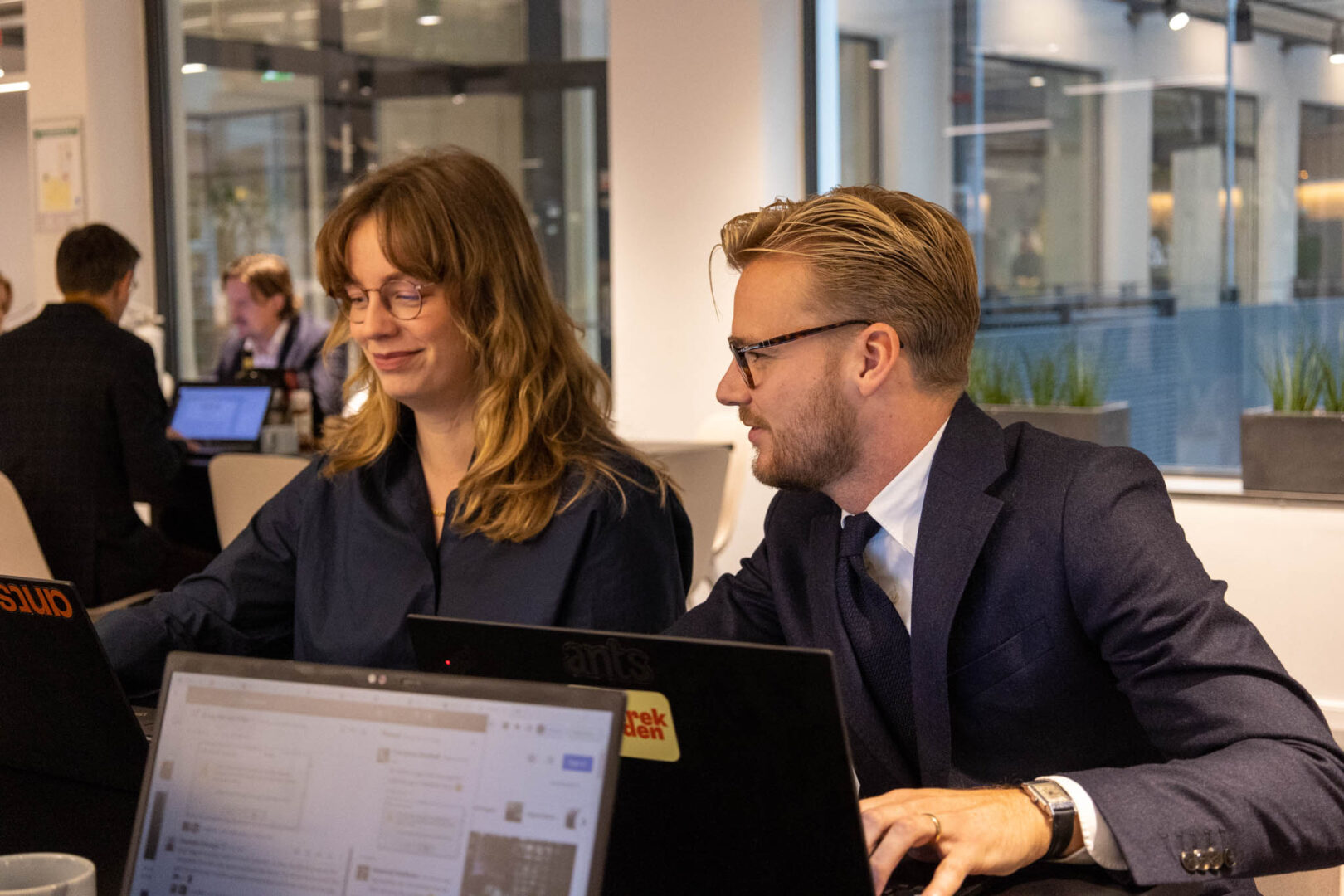 En kvinnlig och manlig kollega hanterar finansiella data.