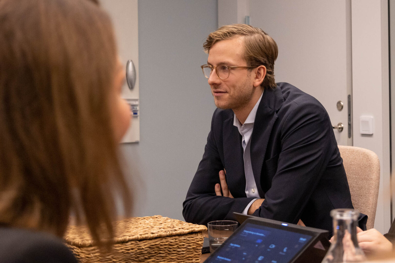 En manlig ledare inom Life Science sitter vid ett mötesbord och diskuterar strategier för att navigera regulatoriska krav och driva innovation inom läkemedelsindustrin.