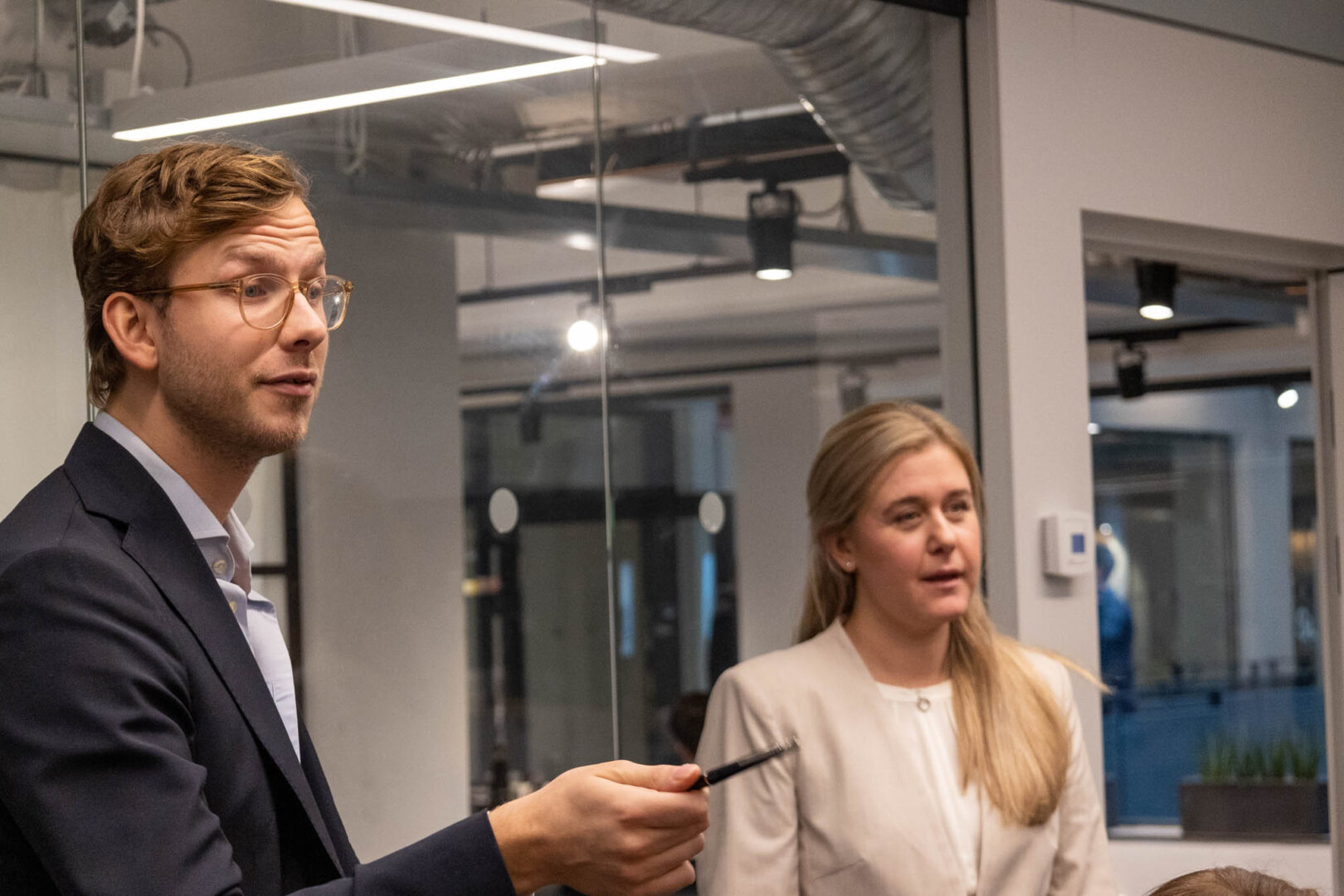 Två chefer inom Life Science har ett möte med en CTM, CRM och biostatistiker för att diskutera strategiska beslut kring kliniska prövningar.