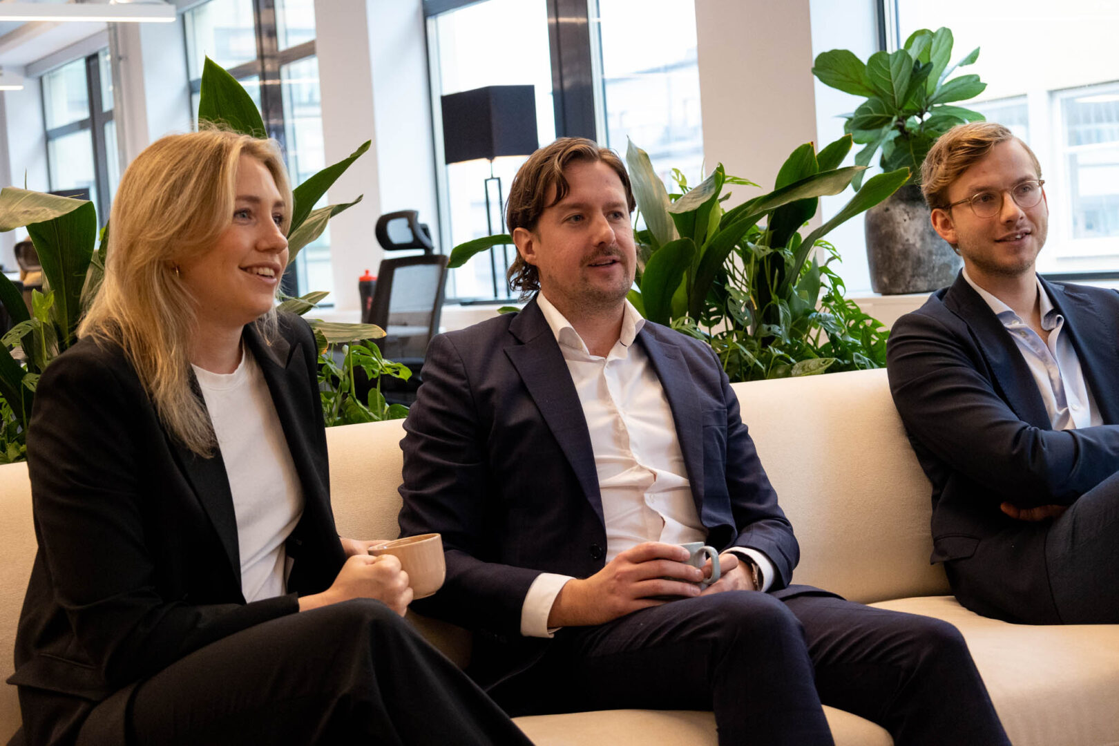 Tre chefer inom försvars- och säkerhetsbranschen diskuterar strategier för att hantera globala säkerhetsutmaningar och skydda vitala system.