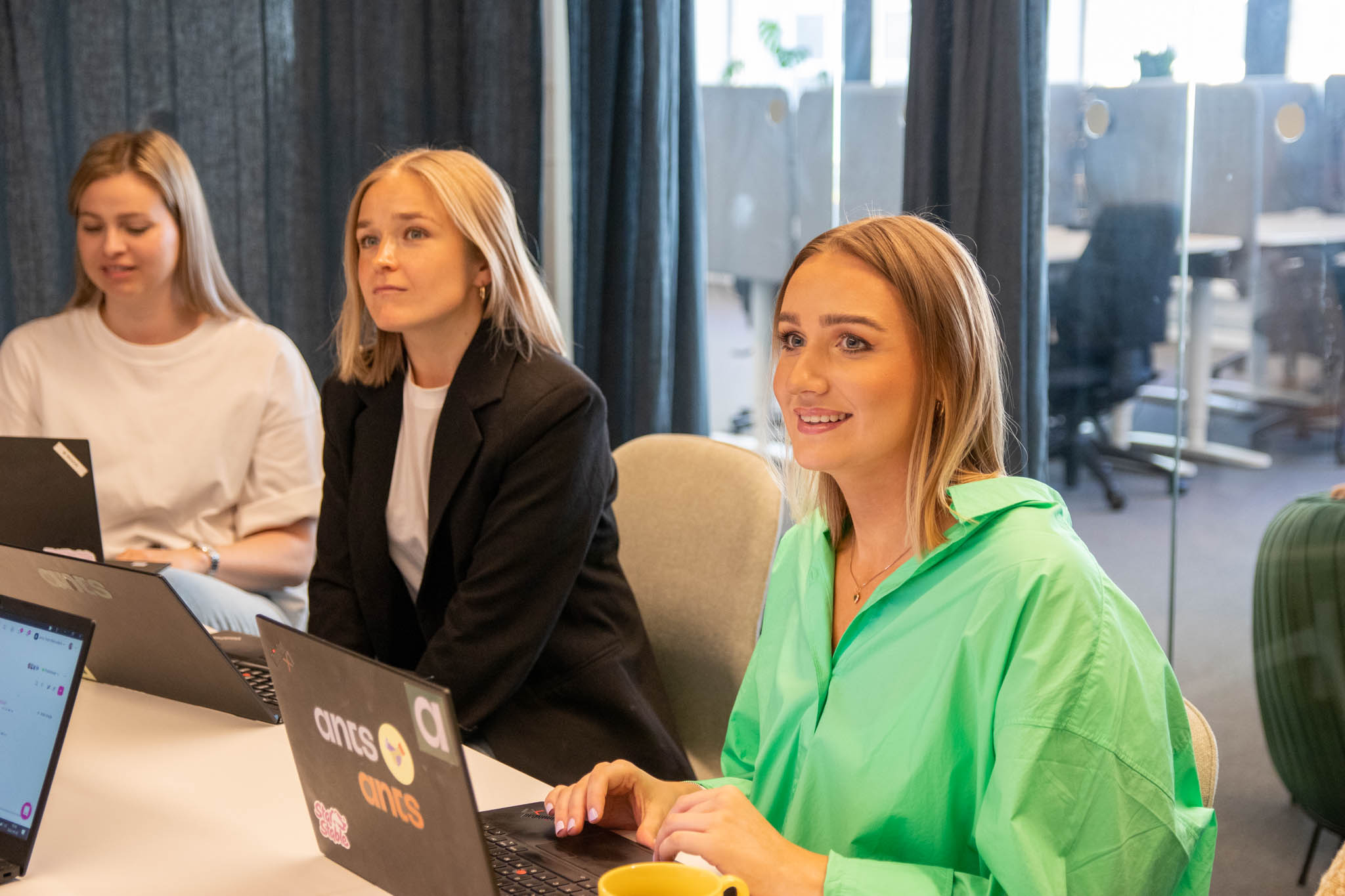 Forskare inom Life Science håller ett möte i ett inglasat rum, där de diskuterar R&D inom medicinteknik.