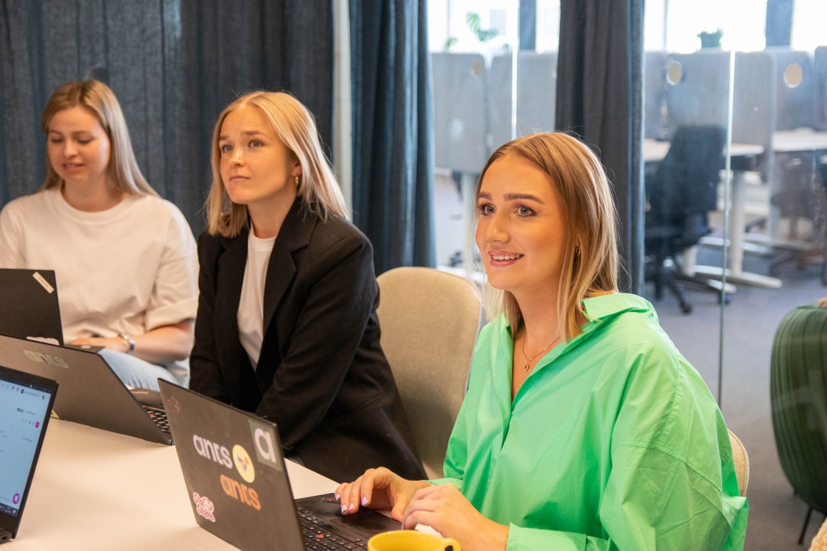 Ett marknadsteam, bl.a bestående av en Account-Based Marketing Manager (ABM Manager), en Trade Marketing Manager och en Supply Chain Manager, har ett möte i ett inglasat rum där de samarbetar för att utveckla marknadsföringsstrategier som optimerar kundrelationer, förbättrar försäljningskanaler och säkerställer effektiv produktdistribution.