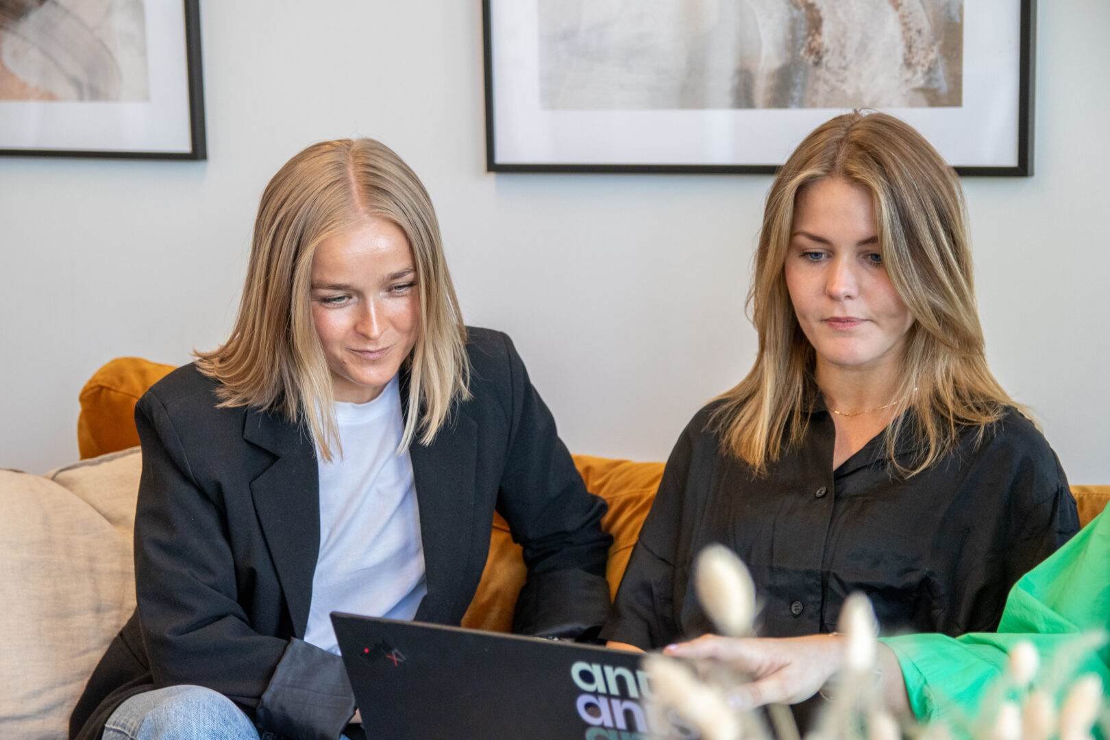 Två IT-rekryteringskonsulter som sitter på kontoret och arbetar med sina datorer