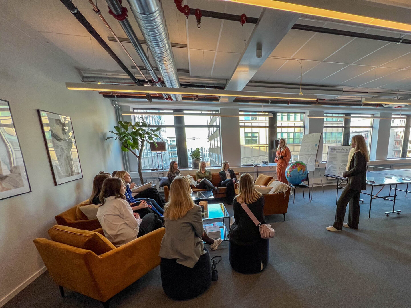 Ett internationellt team av säkerhetsexperter och ledare samarbetar för att utveckla lösningar på geopolitiska och cybersäkerhetsutmaningar.