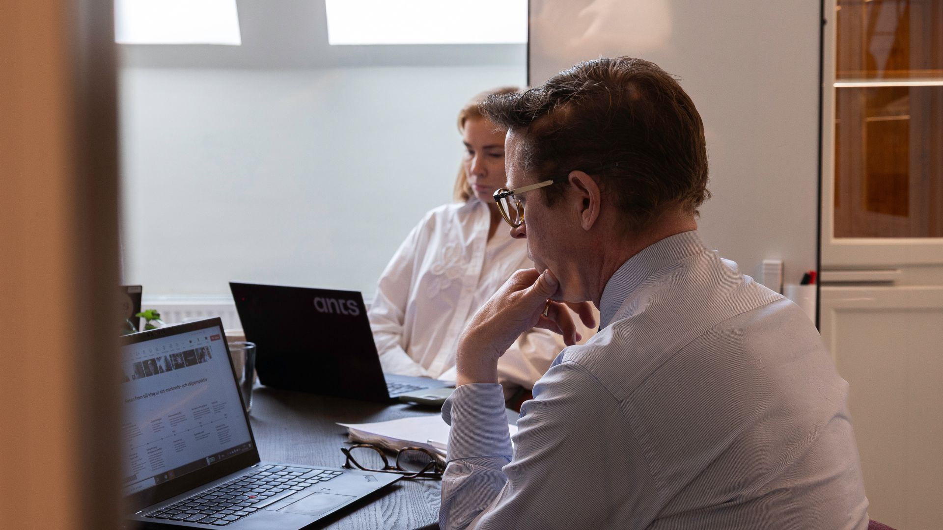 Två specialister på headhunting som sitter på ett kontor och arbetar