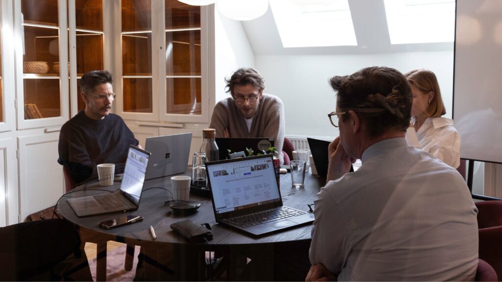 Headhunters som sitter i ett arbetsrum och arbetar med headhunting