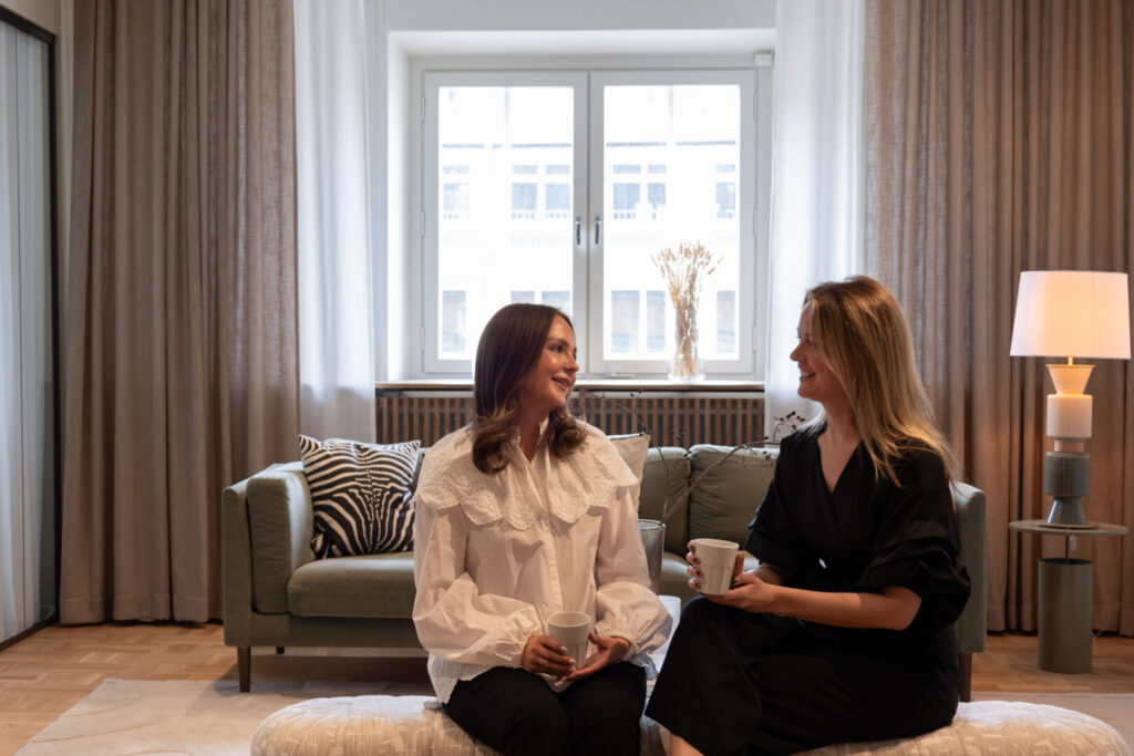 Två IT-rekryterare som sitter och pratar om IT-rekrytering