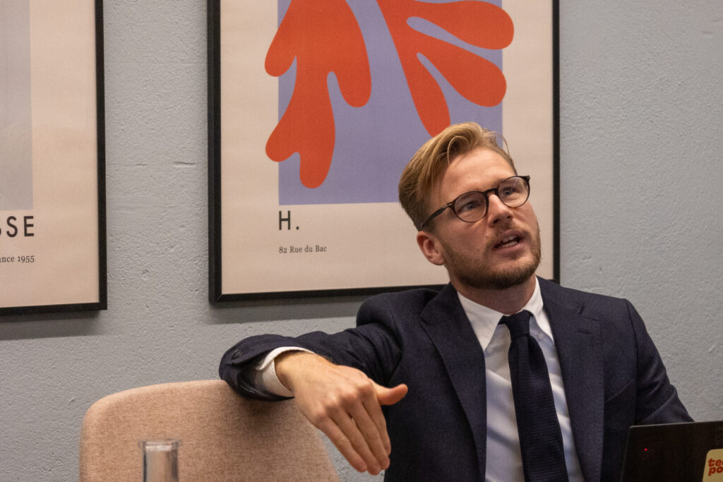 IT-rekryterare som sitter i ett grupprum och pratar om headhunting