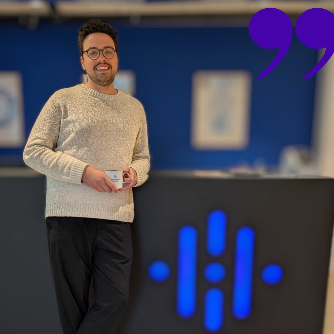 Ants konsult, Daniel Sumberaz, med expertis inom rekrytering i både cybersäkerhetsbranschen samt försvar och säkerhet kollar in i kameran och ler.