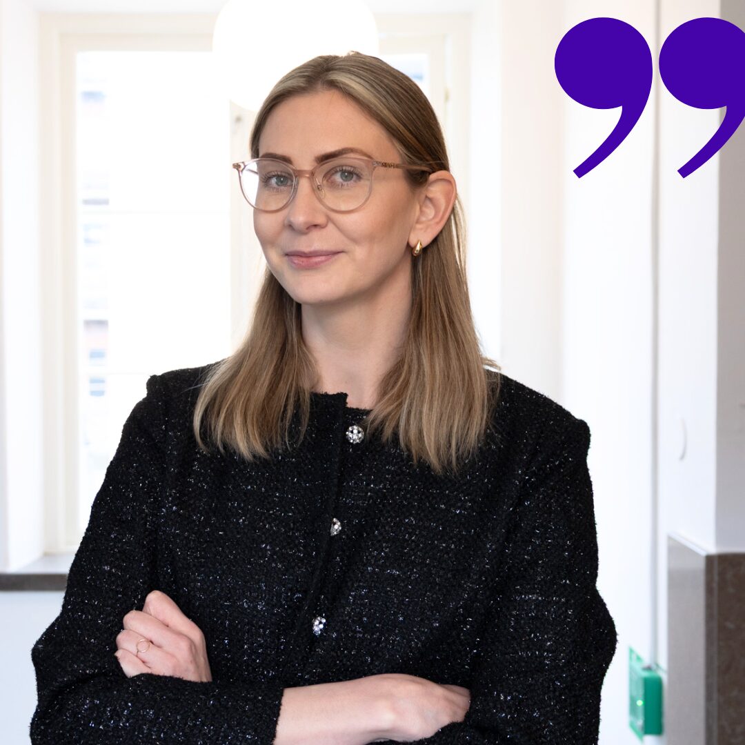 Ants konsult, Emelie Stjärnås, med expertis inom automotive- och fordonsbranschen samt som hjälpt Polestar kollar in i kameran och ler.