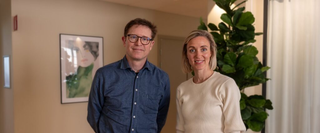 Elin Mårtensson från AI-Bob står med Carl-Johan Hamilton och pratar om Techrekpodden
