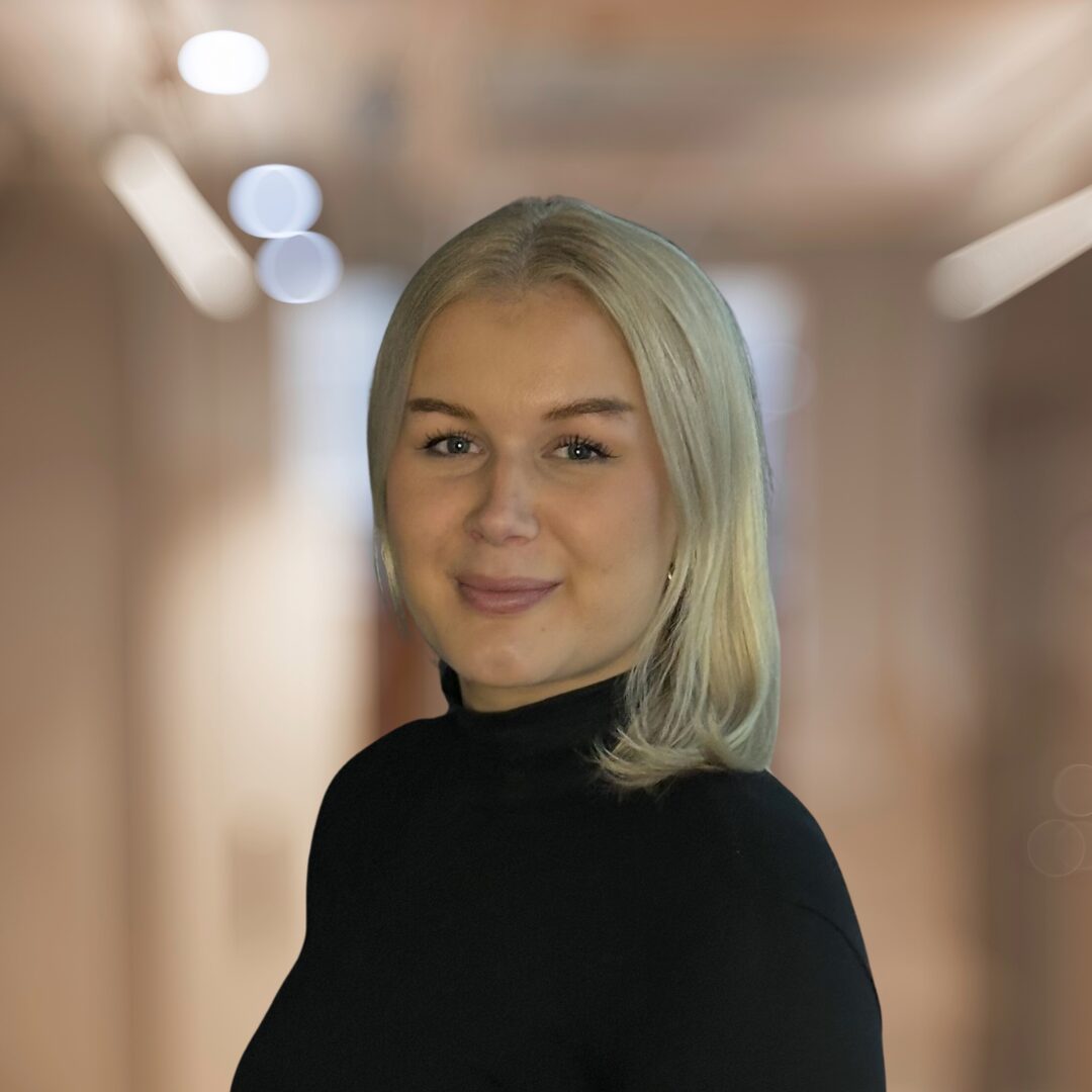 Ants konsult, Johanna Eriksson, med expertis inom rekrytering i konsultbranschen kollar in i kameran och ler.