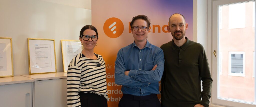 Alexandra och Emanuel gästar techrekpodden och står med Carl-Johan på deras kontor