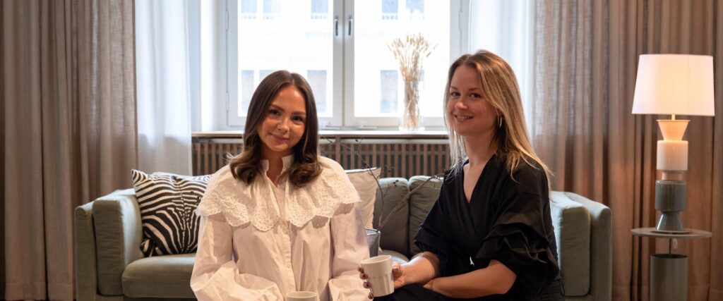 Två IT-rekryterare som sitter på en bänk och pratar om ants framgångsrika samarbete med Qred
